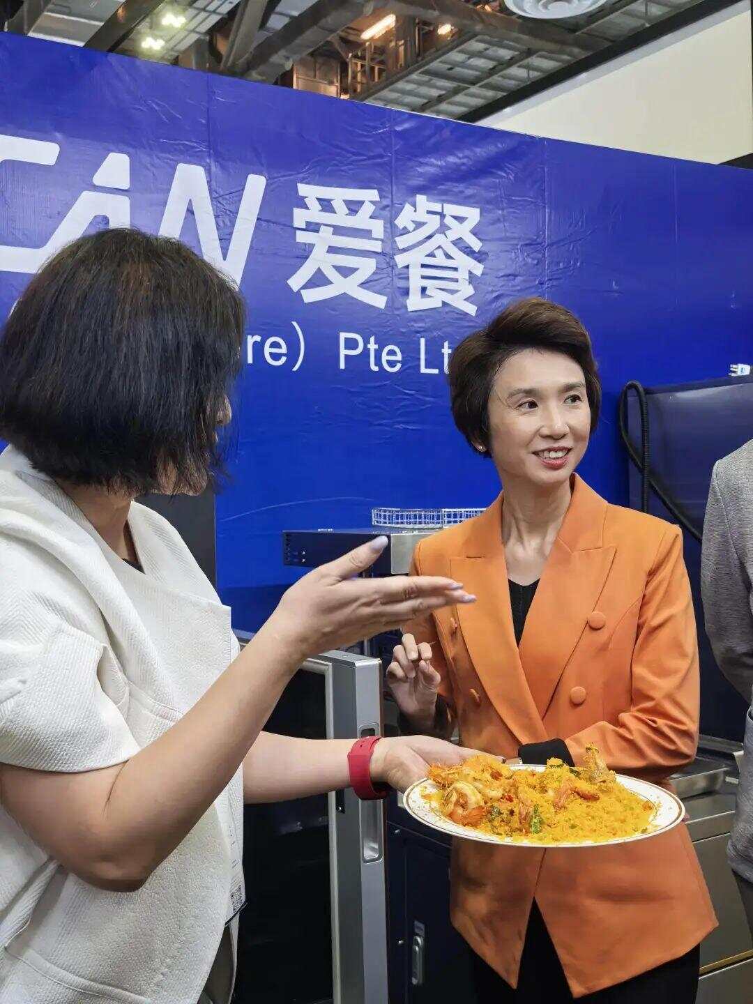 九游娱乐：粤造炒菜机器人惊艳新加坡中国原创正把八大菜系端进全球厨房 鱼眼·观察(图2)