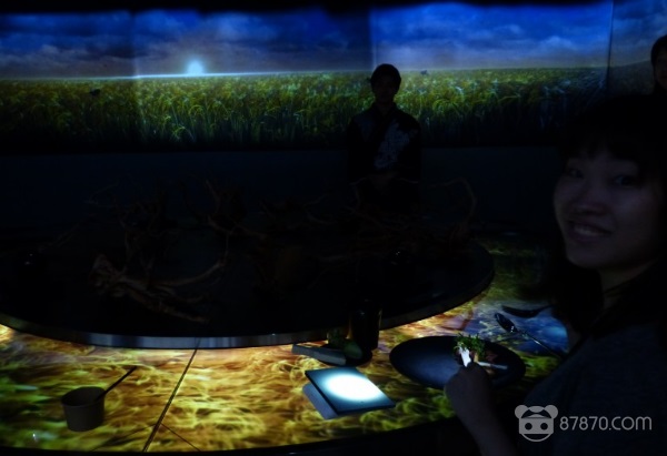 日本餐厅新推出VR用餐服务房间屏幕可变幻出各种各样的自然风景(图1)