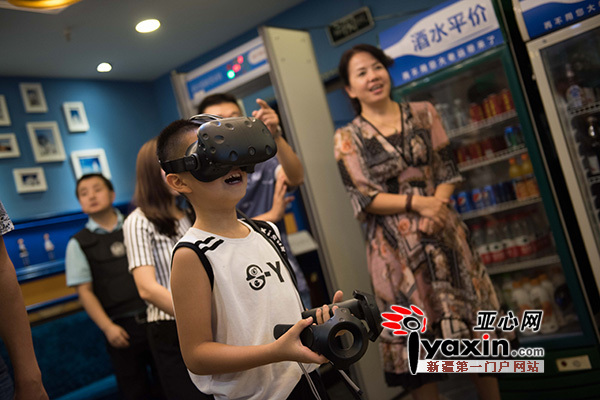 九游app入口：太炫酷！新疆第一家VR餐厅 未来科技的餐厅原来是这样(图3)