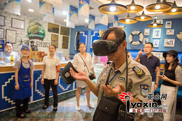 九游app入口：太炫酷！新疆第一家VR餐厅 未来科技的餐厅原来是这样(图4)