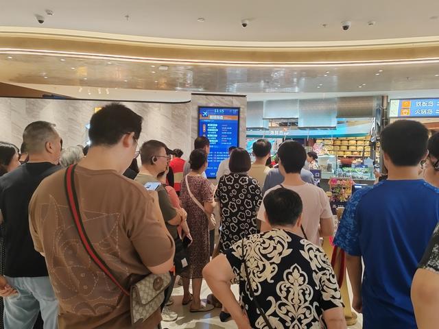 上海“老年友好”商场：老人赛电竞、学AI、玩滑梯……老年生活也可以很辽阔(图2)