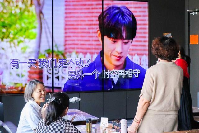 上海“老年友好”商场：老人赛电竞、学AI、玩滑梯……老年生活也可以很辽阔(图1)