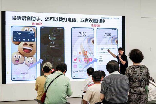 上海“老年友好”商场：老人赛电竞、学AI、玩滑梯……老年生活也可以很辽阔(图5)