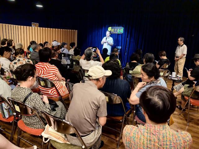 上海“老年友好”商场：老人赛电竞、学AI、玩滑梯……老年生活也可以很辽阔(图8)