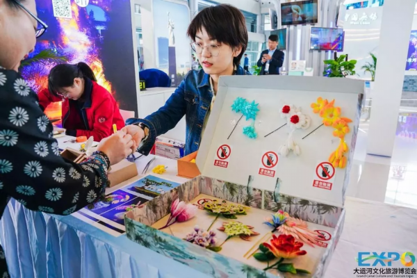 “网红”非遗绒花、骑行和飞跃南京VR体验……南京惊艳亮相首届大运河文化旅游博览会(图5)