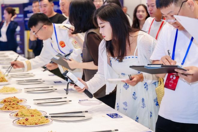 炒菜机器人北京平谷大比武 “智慧餐饮”从概念走向实践(图1)