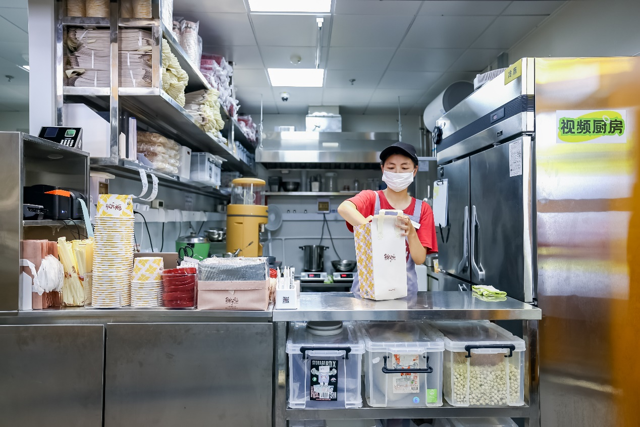 九游app入口：外卖全程可视可溯源美团推出“浣熊食堂”打造食品安全新模式(图2)