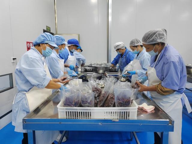 四川苍溪：赶订单火力全开 忙生产干劲十足(图1)