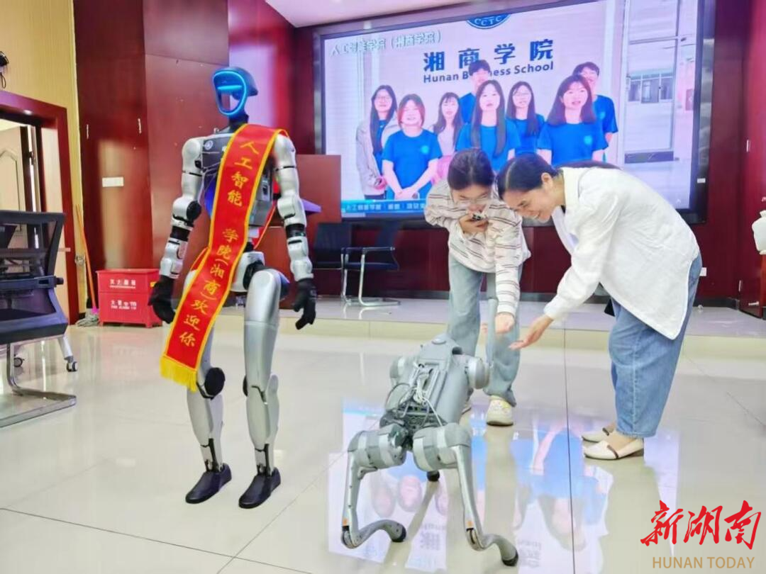 九游娱乐：解锁迎新新“玩法”！长沙商贸旅游职院以机器人、VR和美食“圈粉”新生(图1)