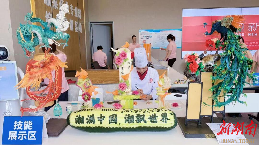 九游娱乐：解锁迎新新“玩法”！长沙商贸旅游职院以机器人、VR和美食“圈粉”新生(图2)