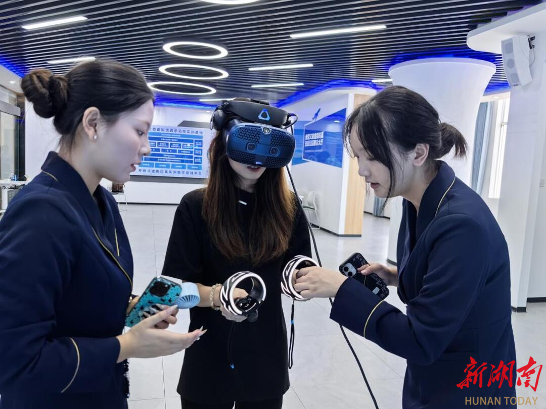 九游娱乐：解锁迎新新“玩法”！长沙商贸旅游职院以机器人、VR和美食“圈粉”新生(图3)