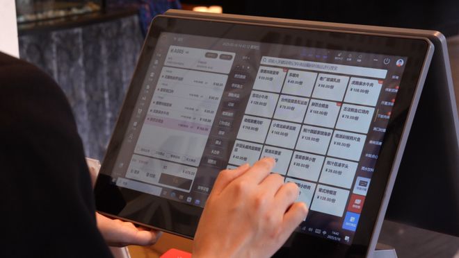 九游app入口：揭秘绿云数字实验室｜智慧餐饮实现“效率+体验+管理”多重提升(图1)