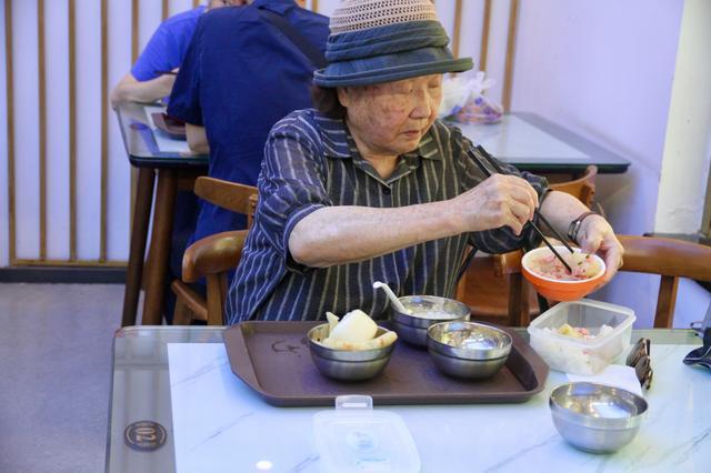 九游app入口：初始投资大、运营成本高、餐食定价低……很多社区食堂撑不住了(图1)