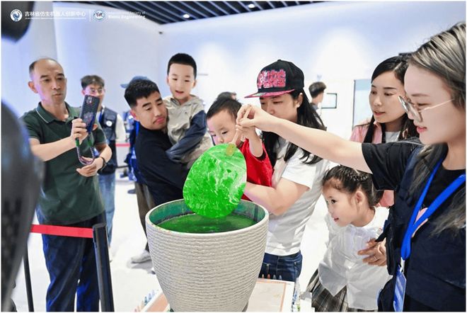 2025吉林省首届机器人文化节盛大开幕 仿生科技与智能体验引爆国庆假期(图6)