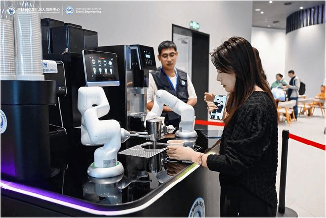 2025吉林省首届机器人文化节盛大开幕 仿生科技与智能体验引爆国庆假期(图7)