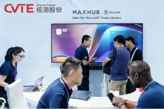 九游app入口：第138届广交会一期闭幕 视源股份毫米级穿针引线机械臂吸引多国采购商(图2)