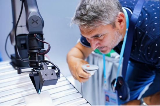 九游app入口：第138届广交会一期闭幕 视源股份毫米级穿针引线机械臂吸引多国采购商(图1)