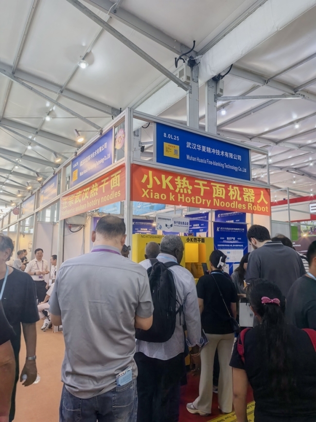 九游app入口：30秒出餐武汉热干面机器人成广交会“网红”(图1)