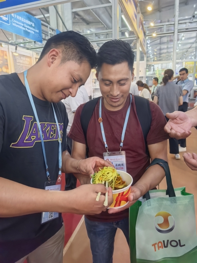 九游app入口：30秒出餐武汉热干面机器人成广交会“网红”(图2)