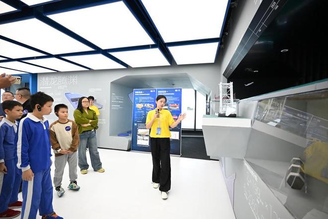 九游app入口：从“桥上过”到“岛上览” 深中通道“海上会客厅”开启文旅新境(图4)