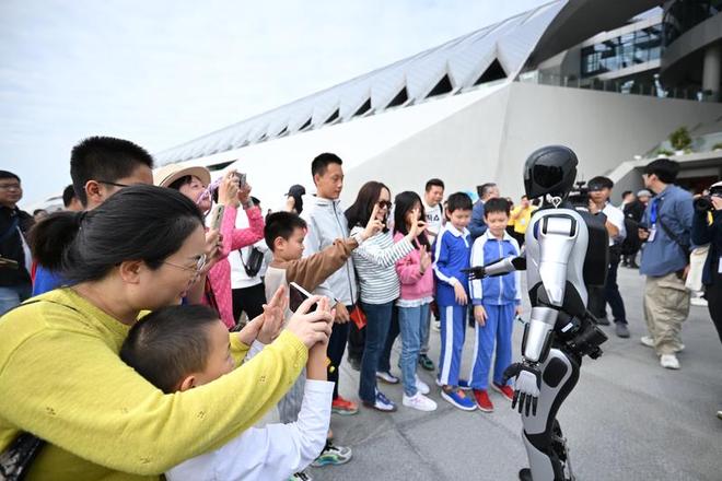 九游app入口：从“桥上过”到“岛上览” 深中通道“海上会客厅”开启文旅新境(图5)