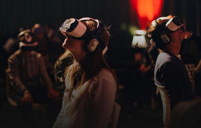 九游娱乐：龙岗这家企业会“魔法”5D+VR让婚礼美得不像话(图1)