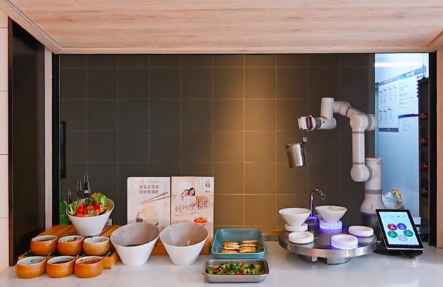九游娱乐：首旅如家引入云迹科技煮面机器人：破解餐饮痛点升级住中服务(图1)