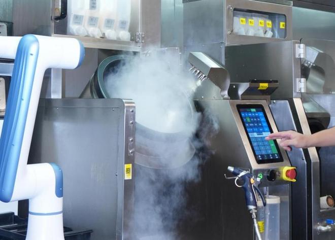 为了让你吃上现炒老乡鸡们开始用机器人颠勺了(图1)