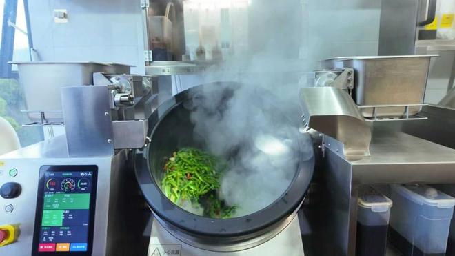 为了让你吃上现炒老乡鸡们开始用机器人颠勺了(图2)