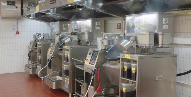 为了让你吃上现炒老乡鸡们开始用机器人颠勺了(图3)