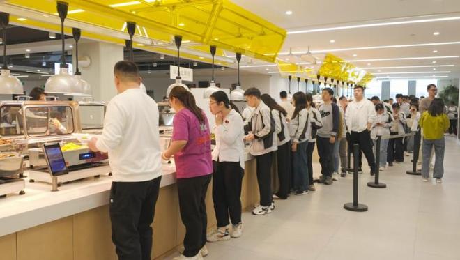 为了让你吃上现炒老乡鸡们开始用机器人颠勺了(图5)