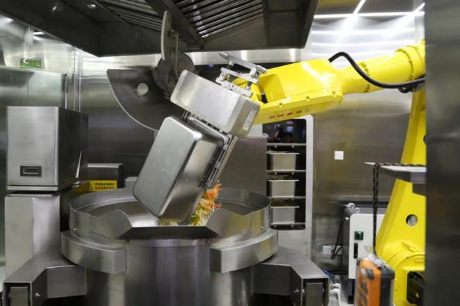 机器人掌勺10分钟搞定1500人饭菜！北京中小学268个智慧食堂来了(图1)