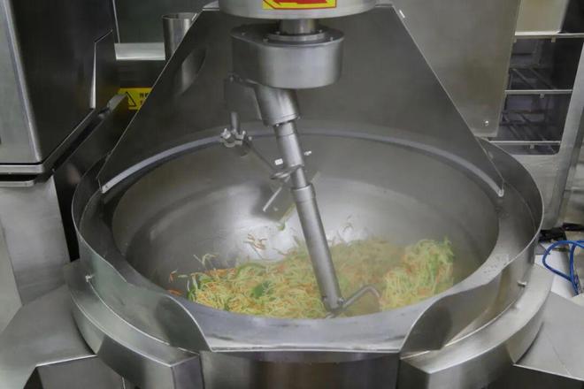 机器人掌勺10分钟搞定1500人饭菜！北京中小学268个智慧食堂来了(图2)