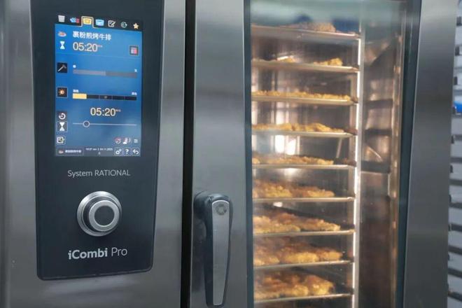 机器人掌勺10分钟搞定1500人饭菜！北京中小学268个智慧食堂来了(图3)