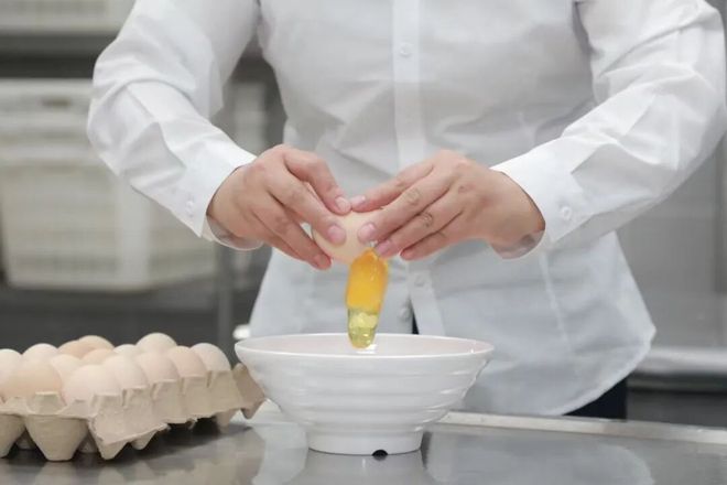 机器人掌勺10分钟搞定1500人饭菜！北京中小学268个智慧食堂来了(图9)