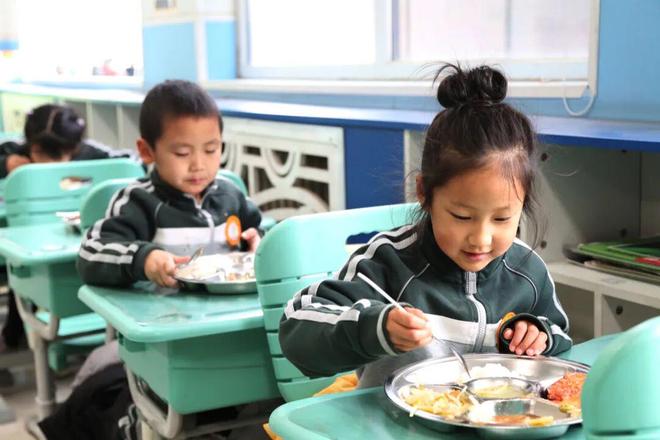 机器人掌勺10分钟搞定1500人饭菜！北京中小学268个智慧食堂来了(图5)