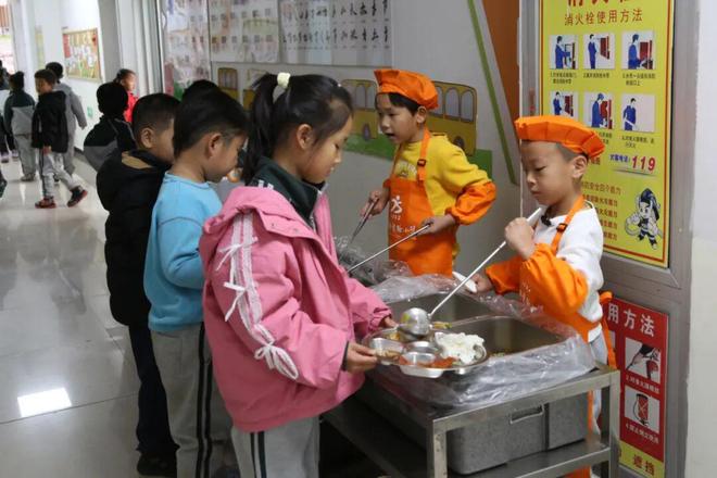 机器人掌勺10分钟搞定1500人饭菜！北京中小学268个智慧食堂来了(图10)