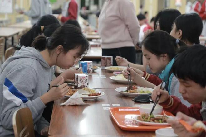 机器人掌勺10分钟搞定1500人饭菜！北京中小学268个智慧食堂来了(图4)