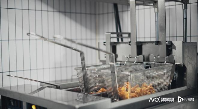 九游app入口：全国第4000家必胜客落子三亚湾智慧餐饮新体验迎海启幕(图4)