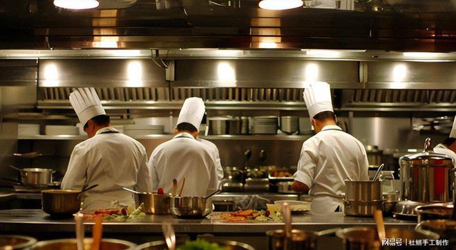 九游娱乐：智能炒菜机3分钟出菜！厨师不仅没失业工资还翻倍内幕太扎心(图6)