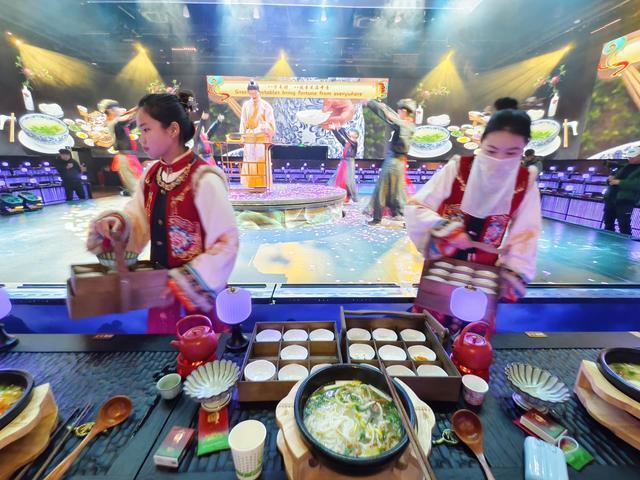 昆明新名片！来“觉宴”吃一顿“有剧情”的过桥米线(图1)