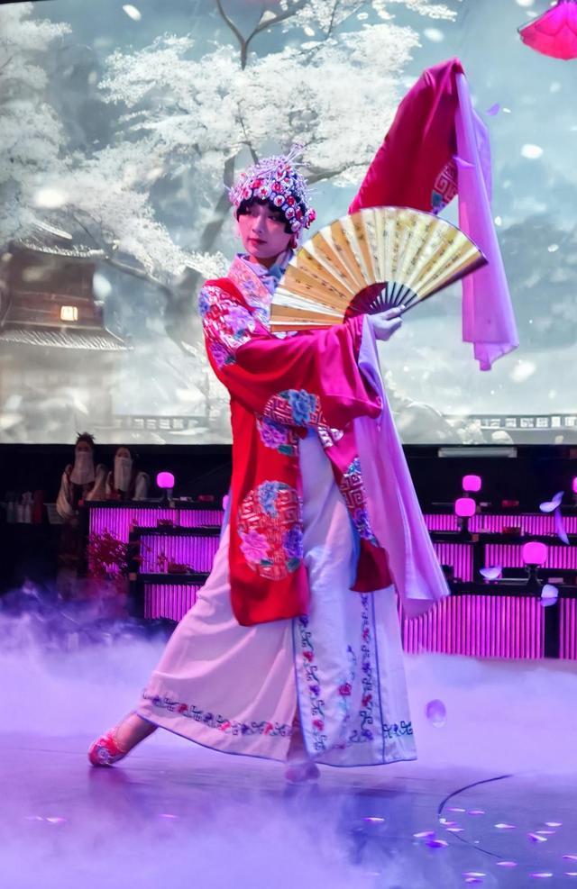 昆明新名片！来“觉宴”吃一顿“有剧情”的过桥米线(图2)