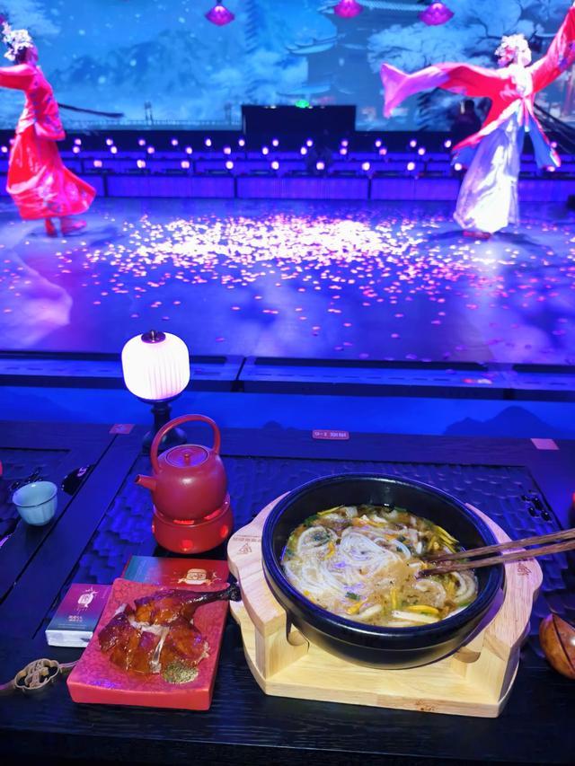 昆明新名片！来“觉宴”吃一顿“有剧情”的过桥米线(图3)