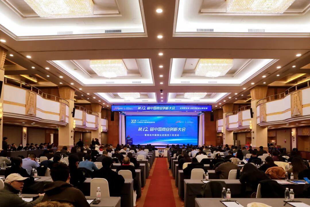 九游app入口：破解健康饮水核心难题康师傅pH90电解水斩获商业创新金鼎典范品牌奖(图2)