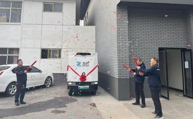 陕西锌业职工餐厅引入L4级无人送餐车：一场从“用餐变革”到“思维革命”的智慧启航(图1)