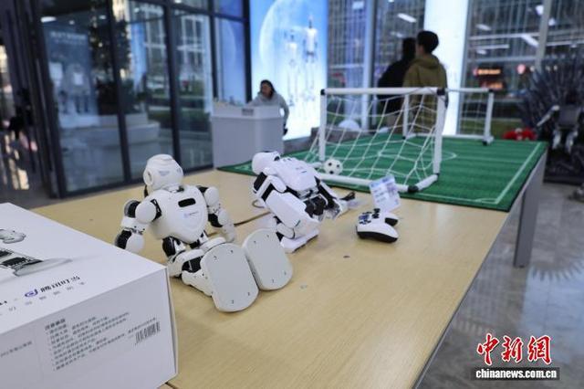 探访山东首家机器人6S店(图2)