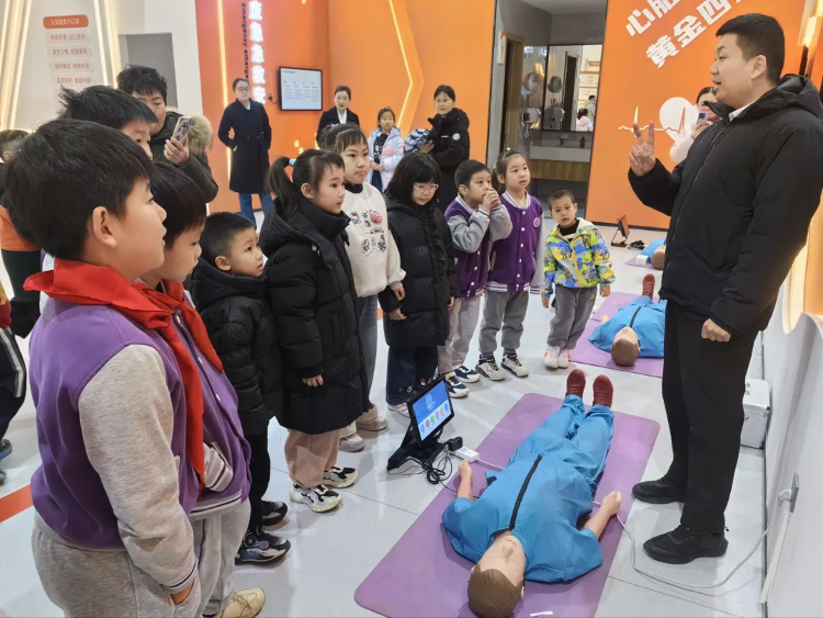 济南能源集团产研基地沉浸式安全体验“圈粉”萌娃_泉城新闻_大众网(图1)