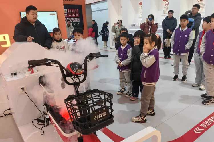 济南能源集团产研基地沉浸式安全体验“圈粉”萌娃_泉城新闻_大众网(图2)