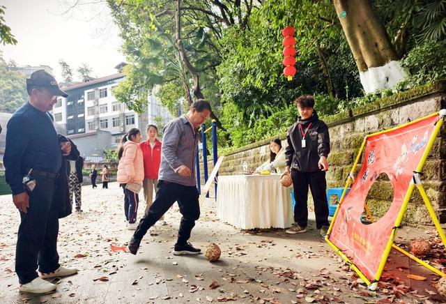 四川泸州忠山公园“游三国”闹元宵 市民沉浸式体验“银票”换骑马(图4)