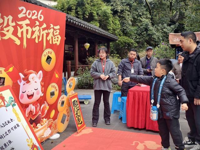 四川泸州忠山公园“游三国”闹元宵 市民沉浸式体验“银票”换骑马(图1)